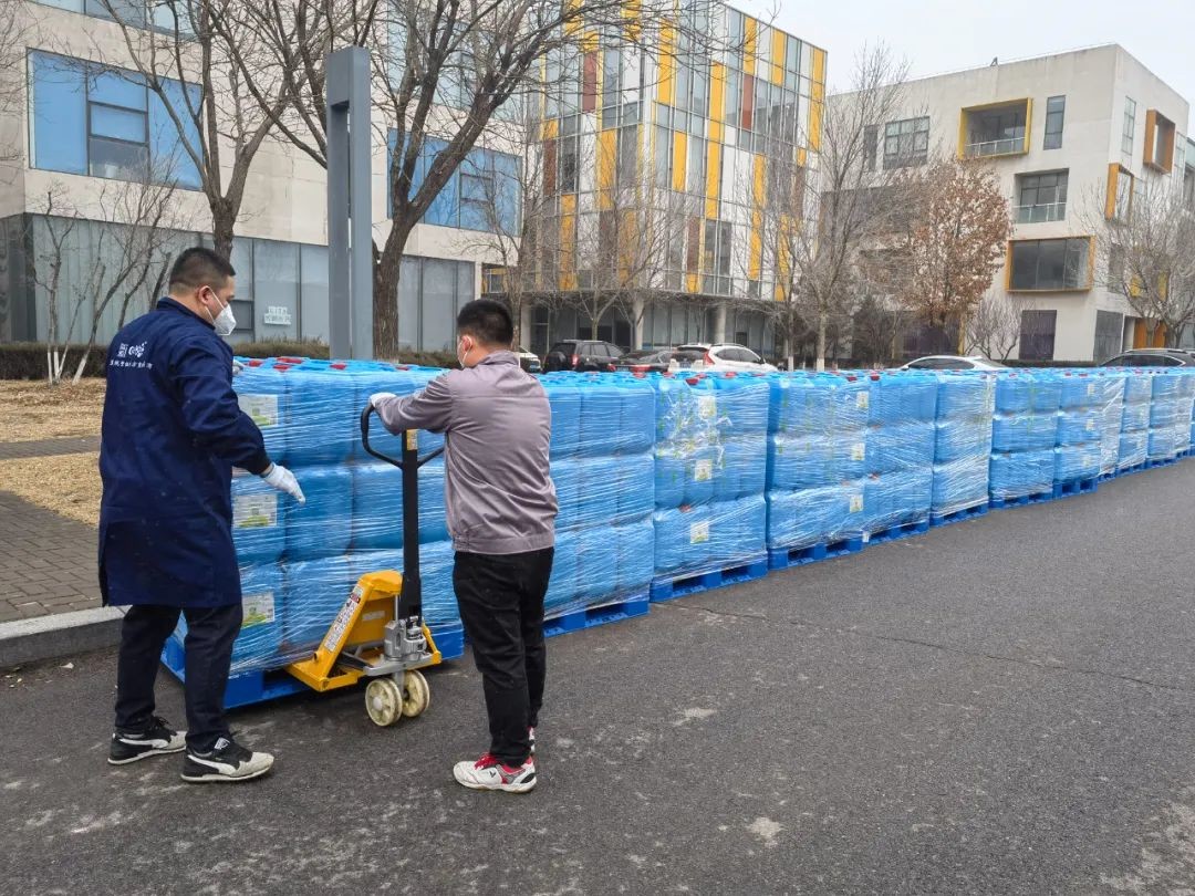 溢源公司消毒液持续发货中,全员投入到防疫工作中。 溢源公司消毒液持续发货中,全员投入到防疫工作中。